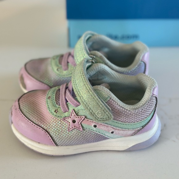 Girls Stride Rite’s size 6 - Picture 2 of 9